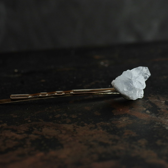 セレスタイト 鉱物原石 ヘアピン 【一点もの Silent Crystal Collection】 天然石 アクセサリー 6枚目の画像