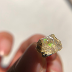 オパール鉱物原石 14kgfピアス / 一点ものハンドメイド天然石アクセサリー 4枚目の画像