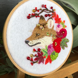 キツネと秋の草花の刺繍パブリックパネル 3枚目の画像