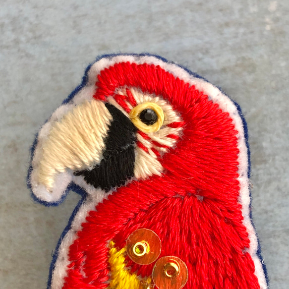 オウム刺繍ブローチ(ベニコンゴウインコ) 7枚目の画像