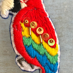 オウム刺繍ブローチ(ベニコンゴウインコ) 8枚目の画像