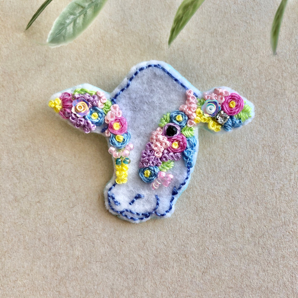 ウシ刺繍ブローチ(ブルー) 2枚目の画像