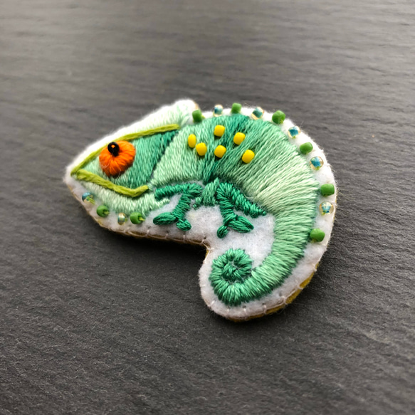 カメレオン刺繍ブローチ 5枚目の画像