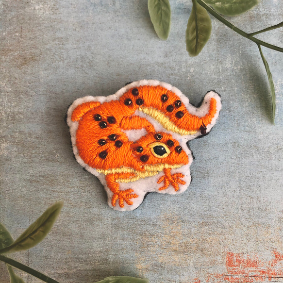 ヒョウモントカゲモドキ刺繍ブローチ 1枚目の画像