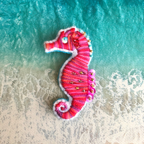 タツノオトシゴ刺繍ブローチ ブローチ TSUGUMI 通販 8284109｜Creema