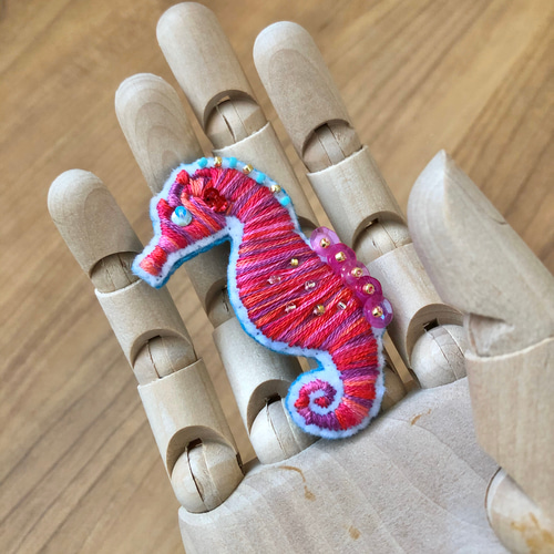 タツノオトシゴ刺繍ブローチ ブローチ TSUGUMI 通販 8284109｜Creema