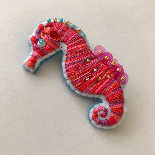 タツノオトシゴ刺繍ブローチ ブローチ TSUGUMI 通販 8284109｜Creema