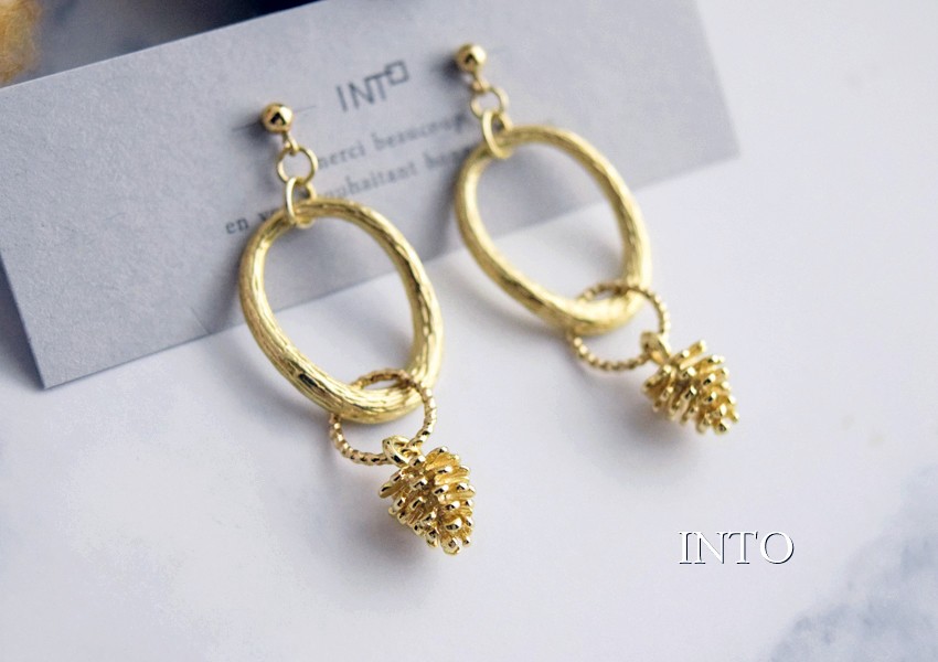 残り1点｜日本製K18スタッドピアス使用｜秋の訪れ―小さな木の実と変形リングピアス｜ 10,125円