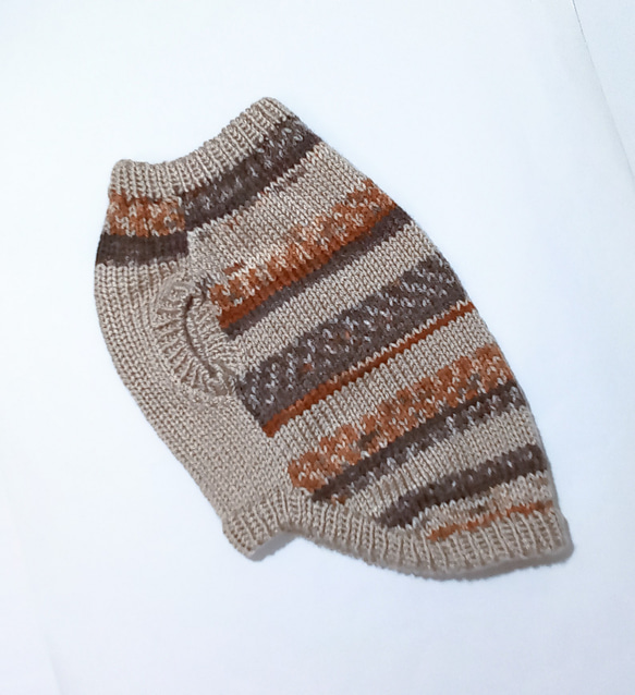 ｢在庫処分｣　Mサイズ手編みのセーター(首=26 胴=38 着丈=28) 2枚目の画像