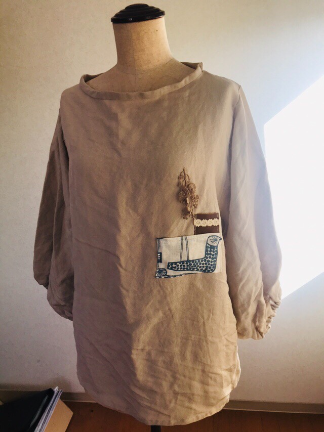 モカ色のコットンリネンブラウス（革ポッケ　ミナ）