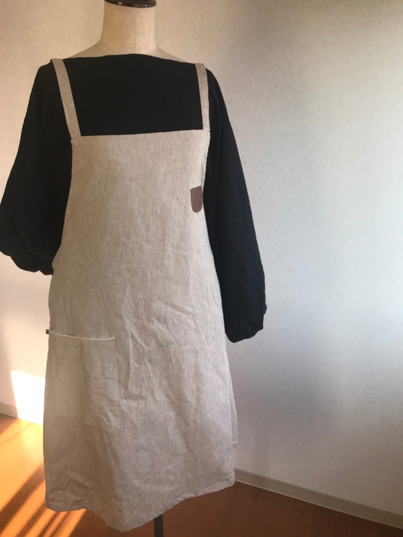 エプロン風ジャンスカ（革ポッケ付＊生成） ワンピース maani