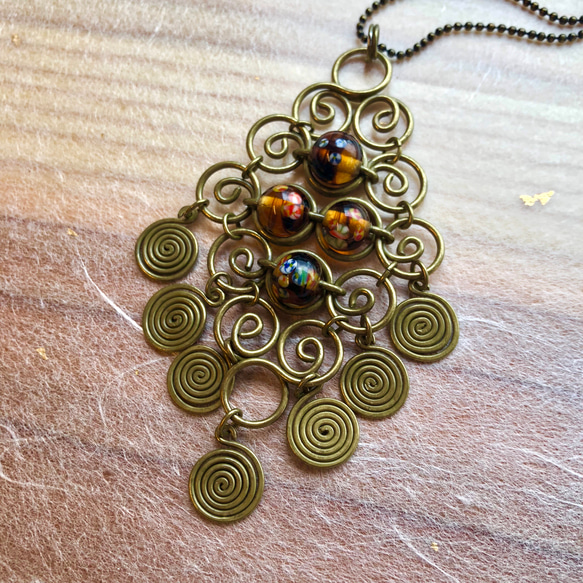 うずまきワイヤークラフト 真鍮ネックレス とんぼ玉 オレンジ