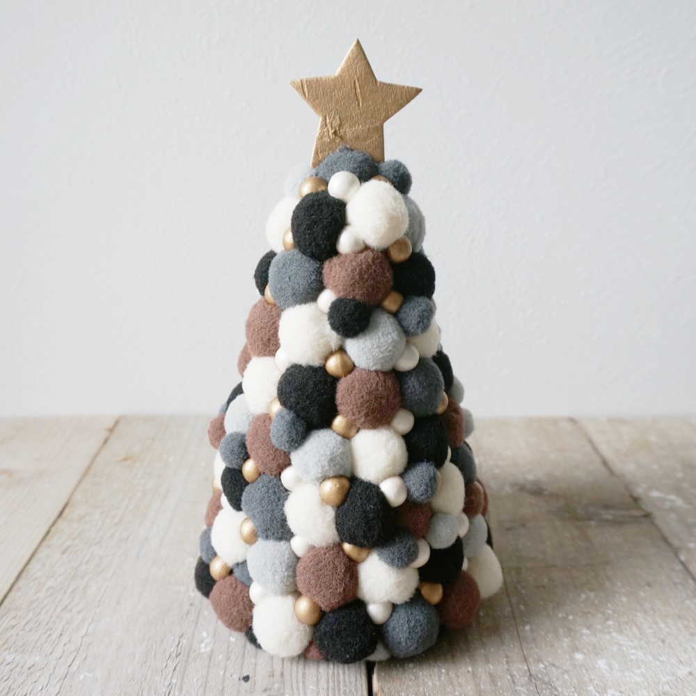 カラフルポンポンのミニクリスマスツリー