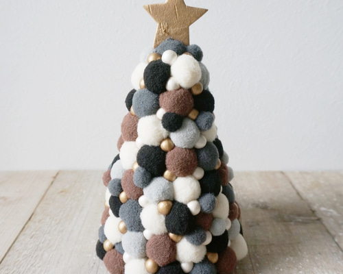 カラフルポンポンのミニクリスマスツリー カラフルポンポンのミニクリスマスツリー