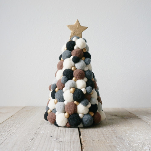 カラフルポンポンのミニクリスマスツリー カラフルポンポンのミニクリスマスツリー カラフルポンポンの