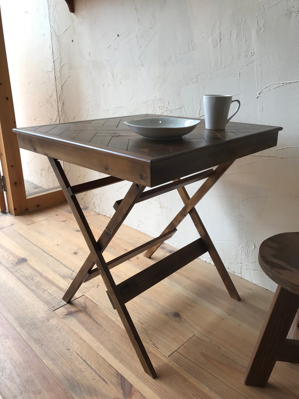 １０台限定３０００円OFF・旅するテーブル・軽量折畳みテーブル・ヘリンボーン・国産ヒノキ材・アンティーク調・ハンドメイド 4枚目の画像
