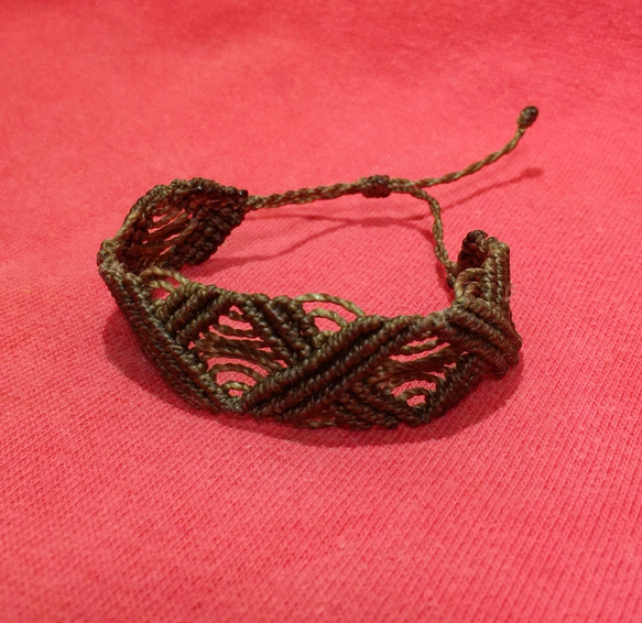 ジグザグパターンダイヤ型 マクラメブレスレット(ブラジルマクラメ編み) 1枚目の画像