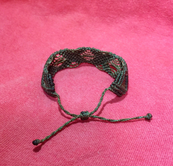 ジグザグパターンダイヤ型 マクラメブレスレット(ブラジルマクラメ編み) 2枚目の画像