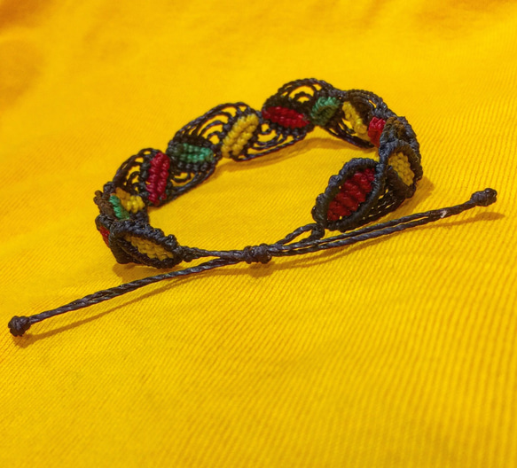 レゲエカラーのリーフブレスレット(ブラジルマクラメ編み) 2枚目の画像
