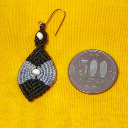 白いドロップビーズを使ったモノトーンマクラメピアス(ブラジルマクラメ編み) 2枚目の画像
