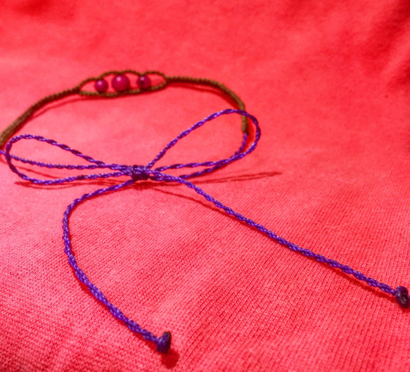 赤紫アサイーの細いチョーカー(ブラジルマクラメネックレス) 3枚目の画像