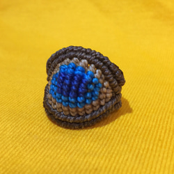 青い瞳モチーフのグラデーション マクラメリング(ブラジル産マクラメ編み) 1枚目の画像
