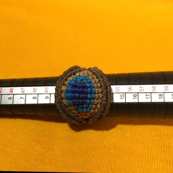 青い瞳モチーフのグラデーション マクラメリング(ブラジル産マクラメ編み) 3枚目の画像
