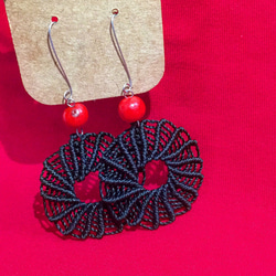 黒い花と赤い実のマクラメピアス(ブラジルマクラメ編み) 1枚目の画像