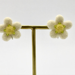 wool flower イヤリング＿白 2枚目の画像