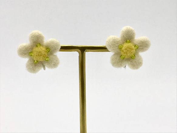 wool flower イヤリング＿白 2枚目の画像