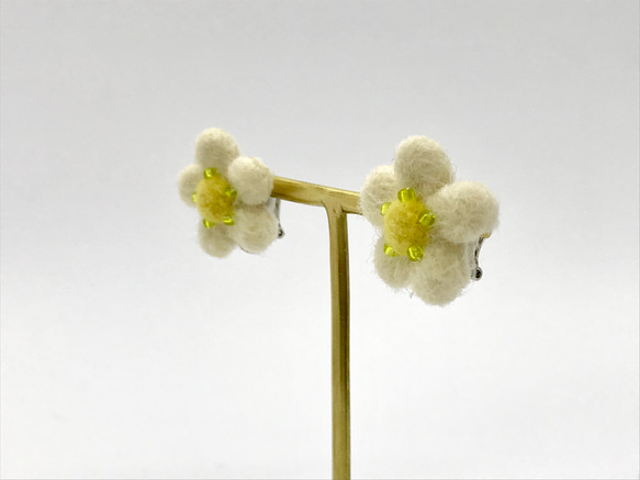 wool flower イヤリング＿白 3枚目の画像