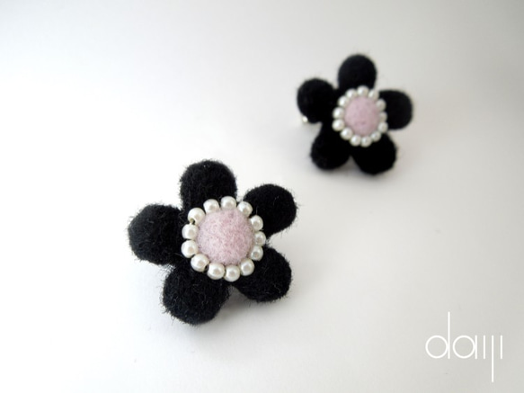 wool flower ピアス＿黒✕紫 2枚目の画像