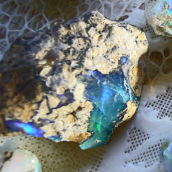 天然鉱物 オパール 母岩付き 原石 エチオピア産 天然 原石 遊色効果 opg-10012 1枚目の画像