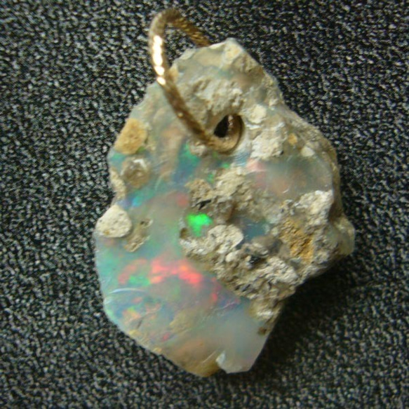 ネックレス オパール チャーム 天然鉱物  ペンダント 母岩付き 原石 エチオピア産  遊色 opg-10017 1枚目の画像