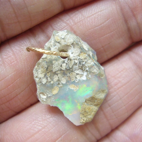 ネックレス オパール チャーム 天然鉱物  ペンダント 母岩付き 原石 エチオピア産  遊色 opg-10017 3枚目の画像