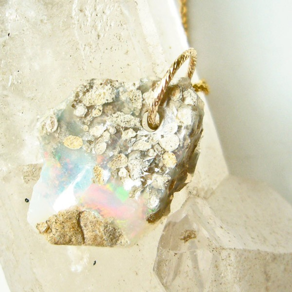 ネックレス オパール チャーム 天然鉱物  ペンダント 母岩付き 原石 エチオピア産  遊色 opg-10017 8枚目の画像