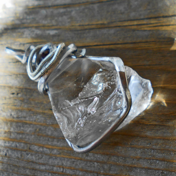 一点もの 水晶 ペンダント 原石 艶出しカット ワイヤアート ssy-20119 4枚目の画像
