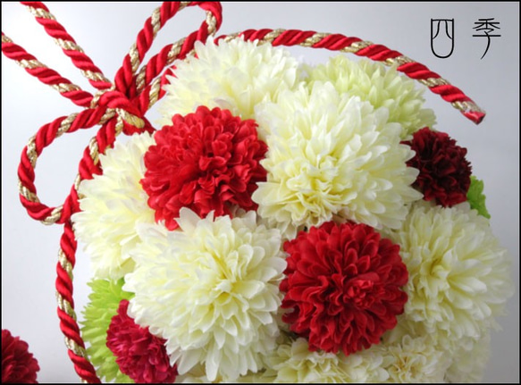 ボールブーケ 紐 和装ブーケ 弥生菊 紅白 赤タッセル 造花 結婚式 和風 打掛 前撮り 【送料無料】B_0127 2枚目の画像