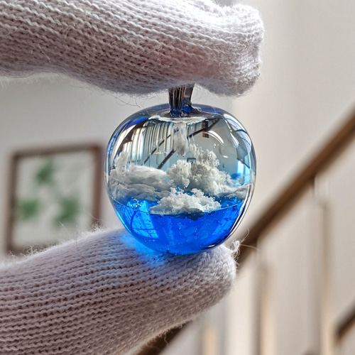 Sky apple 中玉 ブルー【レジン ネックレス キーホルダー
