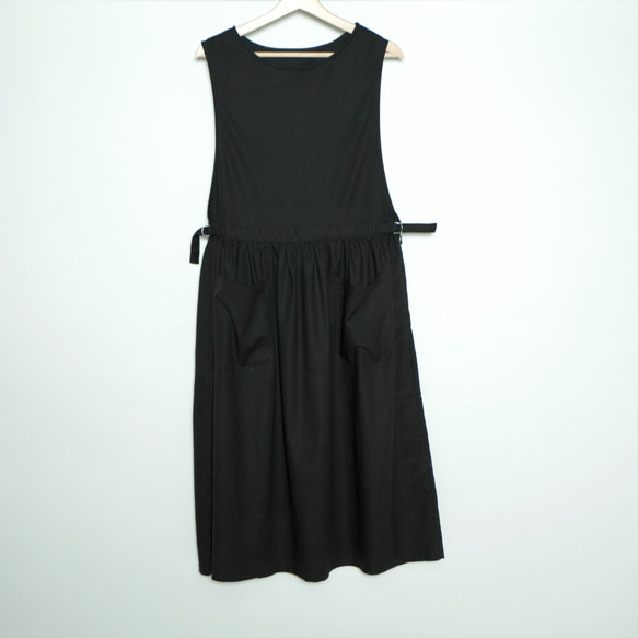 你可以出去♪亞麻棉圍裙連衣裙[黑色] / 10382123 / Salopette裙子 第9張的照片