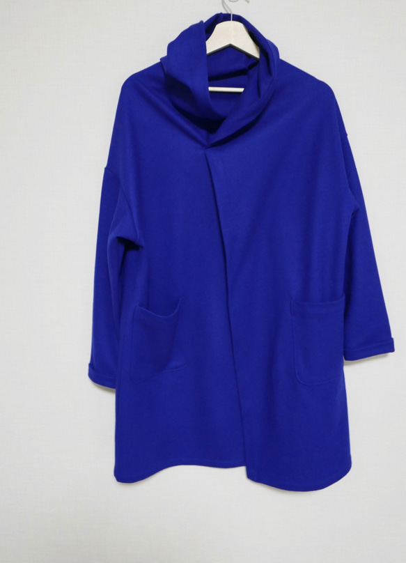 高級三顆星羊毛製藍色毛料大衣 第3張的照片