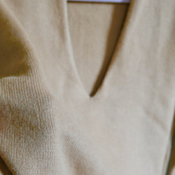 100%喀什米爾羊毛製　深V領寬鬆 焦糖色針織衫 第5張的照片