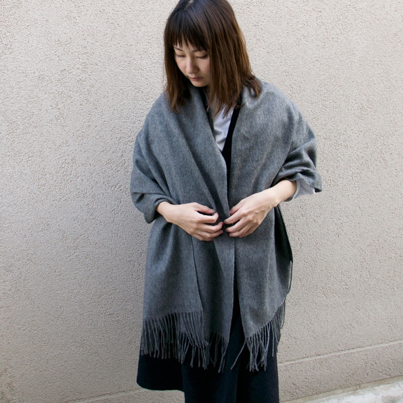 Morino Gakko 100% 羊毛大披肩 [炭灰色] 第8張的照片
