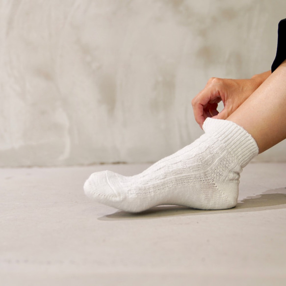 ﾓﾘﾉｶﾞｯｺｳ 冷房の冷えに。コットン天然素材 靴下 (ホワイト) オールシーズンクルーネックソックス 1枚目の画像
