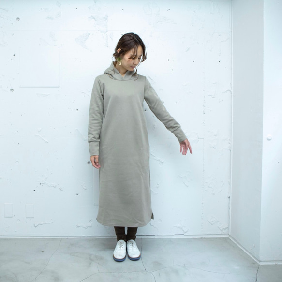 Morino Gakkou 緊湊型粘合針織連帽衛衣連衣裙 [灰米色] / 8111783 / 第6張的照片
