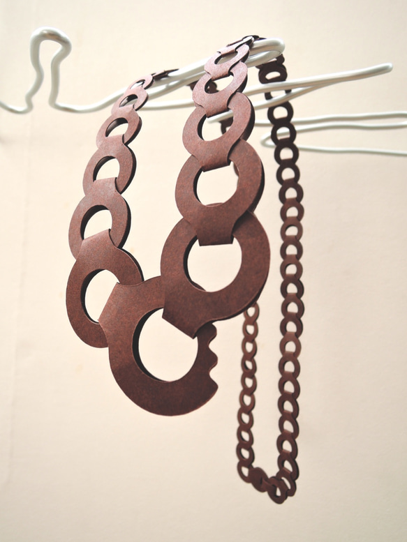 紙で作る軽くてしなやかな鎖のネックレス - 沙羅　ギザギザトップ（濃茶） 1枚目の画像