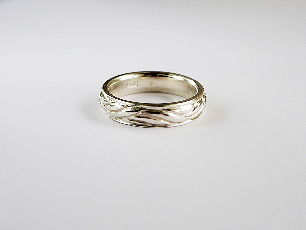 おだやかな波模様のリング