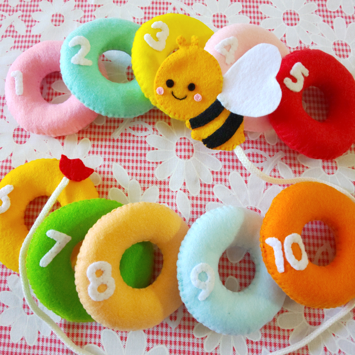ひも通し 紐通し 知恵玩具 ハンドメイド フェルト おもちゃ