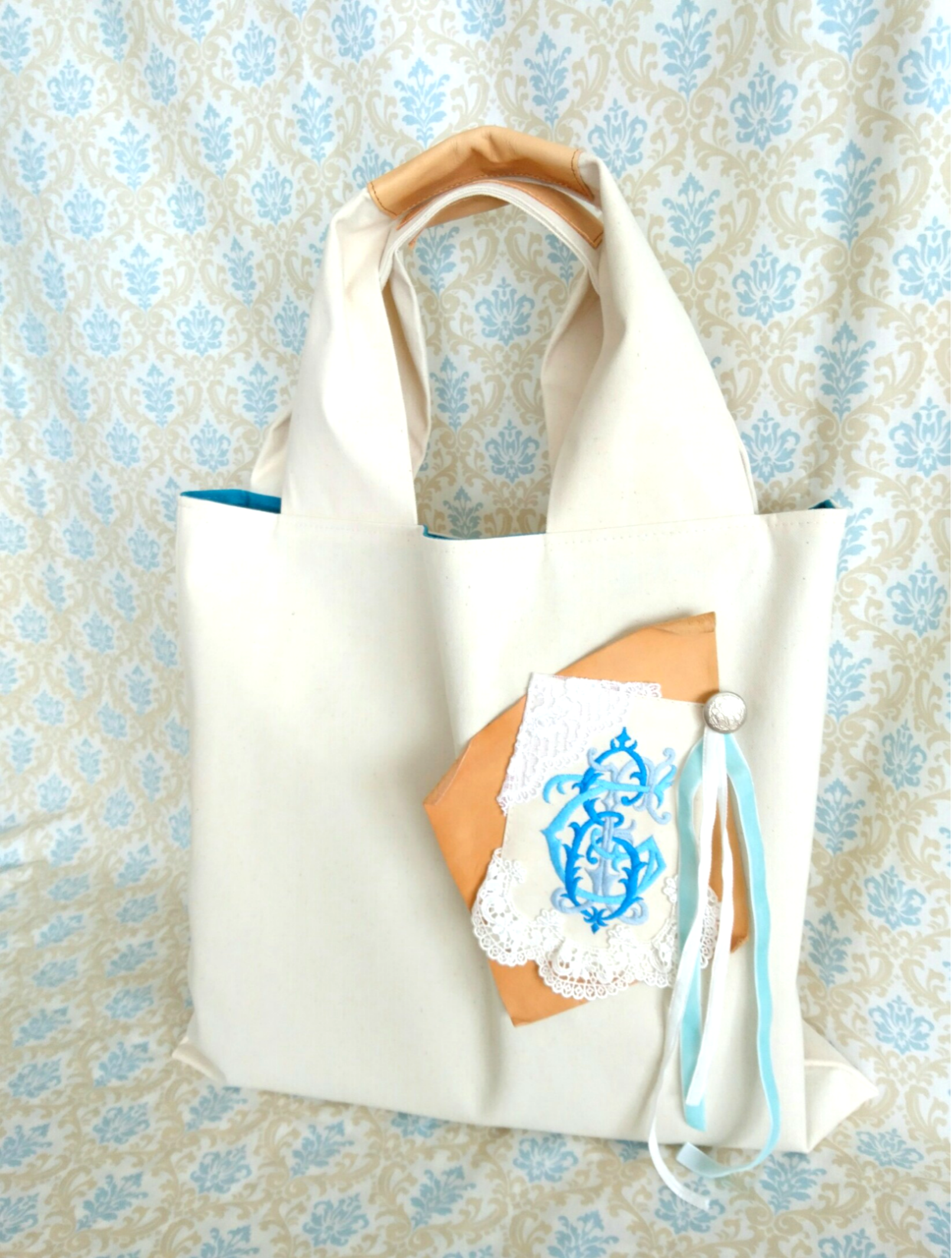 ブルーのモノグラム刺繍トートバッグ