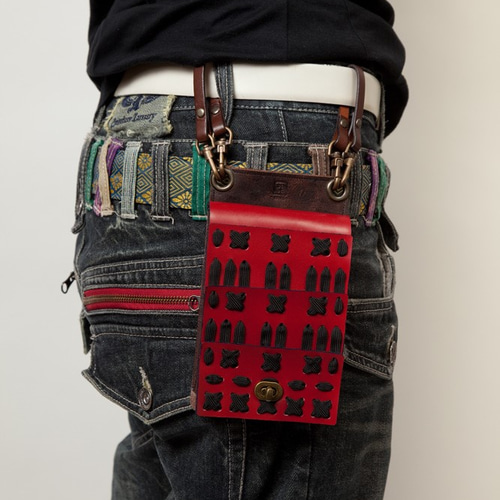 甲冑】スマホケース 赤板札黒糸縅(アカイタザネクロイトオドシ